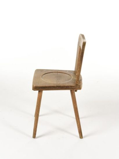 null TRAVAIL 1960
Suite de douze chaises en bois massif à dossier ajourée à piètement...