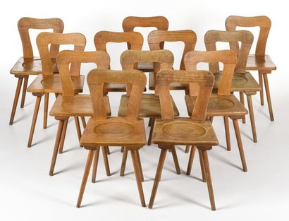 null TRAVAIL 1960
Suite de douze chaises en bois massif à dossier ajourée à piètement...