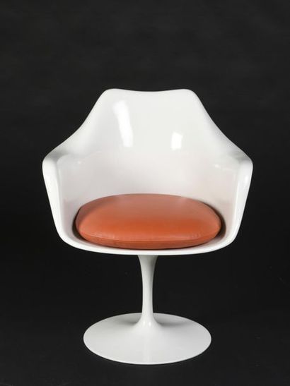 null Eero SAARINEN (1910 - 1961)
Suite de quatre fauteuils modèle Tulipe à piètement...