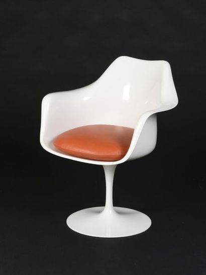 null Eero SAARINEN (1910 - 1961)
Suite de quatre fauteuils modèle Tulipe à piètement...