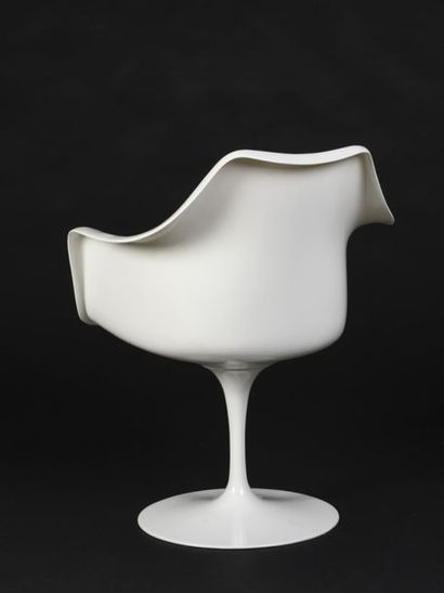 null Eero SAARINEN (1910 - 1961)
Suite de quatre fauteuils modèle Tulipe à piètement...