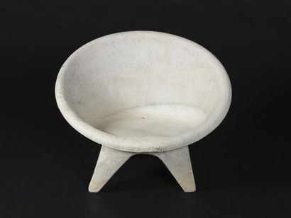 null TRAVAIL 1960
Paire de fauteuils corbeille à quatre petits pieds en béton.
Des...