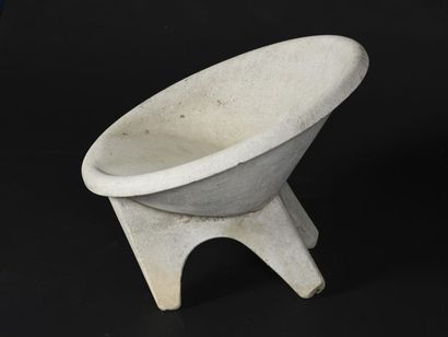 null TRAVAIL 1960
Paire de fauteuils corbeille à quatre petits pieds en béton.
Des...