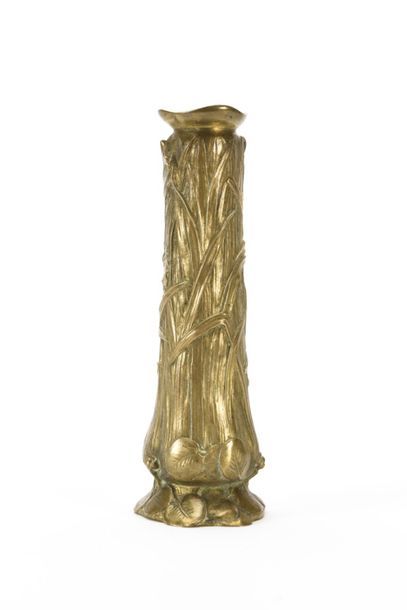 null Charles LOUCHET (1854 1936)
Vase soliflore en bronze à décor d'une femme-libellule...