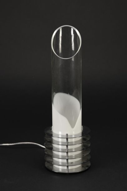 null PALACELINE (XX - XXI ème)
Lampe à poser à base circulaire ajourée en métal chromé...