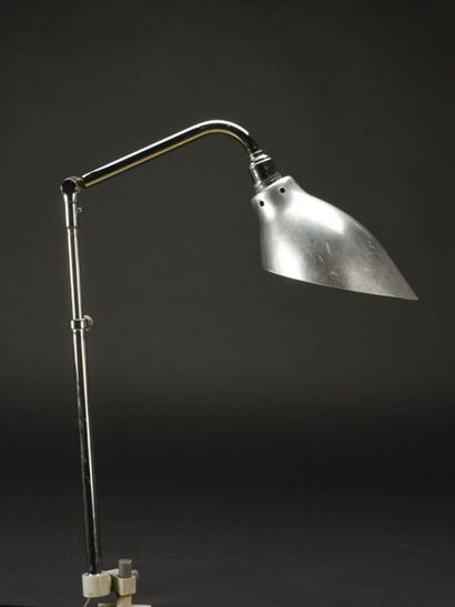 null Alphonse PINOIT (1881-1961) 
Lampe-étau modèle Ki-e-klair en métal chromé avec...