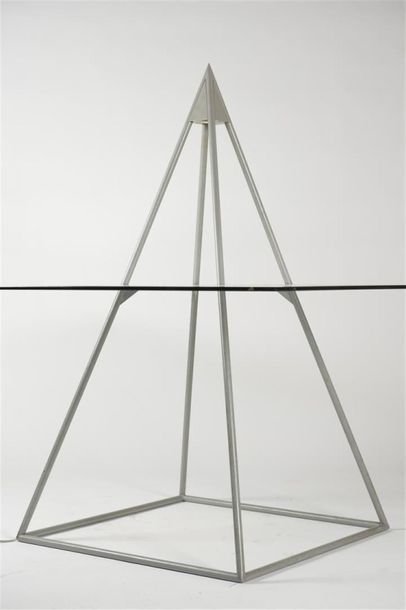 null Yves CORDIER (XX ème)
Table en forme de pyramide
Structure en métal laqué gris,...