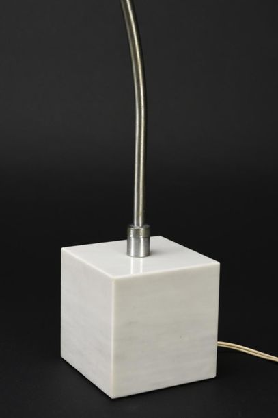 null TRAVAIL ITALIEN 1960
Lampe de table à un socle en cube de marbre d'où s'élève...