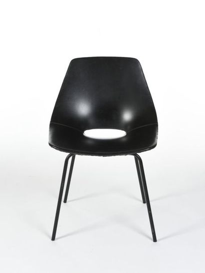 null Pierre GUARICHE (1926-1995) 
Suite de deux chaises modèle "Amsterdam" dit "Tonneau",...