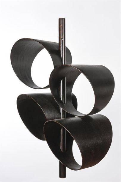 null TRAVAIL ANONYME
Sculpture mobile en placage de bois teinté foncé.
Circa 1970
H:...