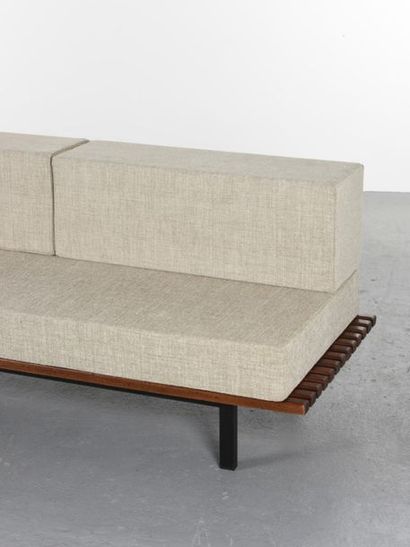 null CHARLOTTE PERRIAND (1903-1999)
Grande banquette à treize lattes en acajou, reposant...