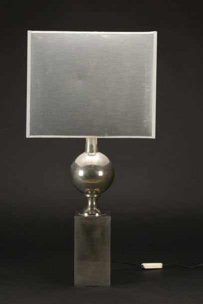 null Philippe BARBIER (XXe siècle)
Grande lampe de table en inox satiné à réflecteur...