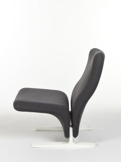 null Pierre PAULIN (1927-2009) 
Fauteuil bas modèle F 784 dit Concorde à piétement...