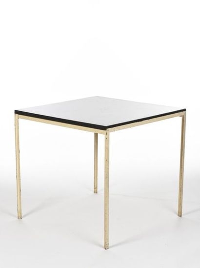 null Florence KNOLL (1917 - 2019)
Table modèle T-angle à structure en métal laqué...
