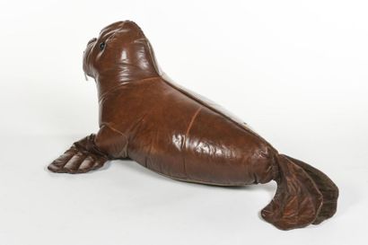 null Dimitri OMERSA (1927 - 1985) 
Repose-pieds modèle Seal représentant un phoque...