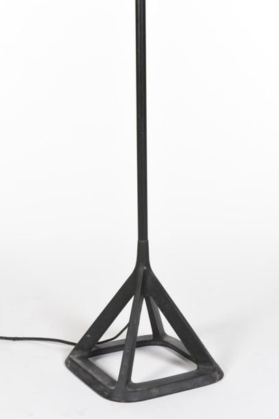 null Tom DIXON (Né en 1959)
Lampadaire modèle Base à fût en métal laqué noir et base...
