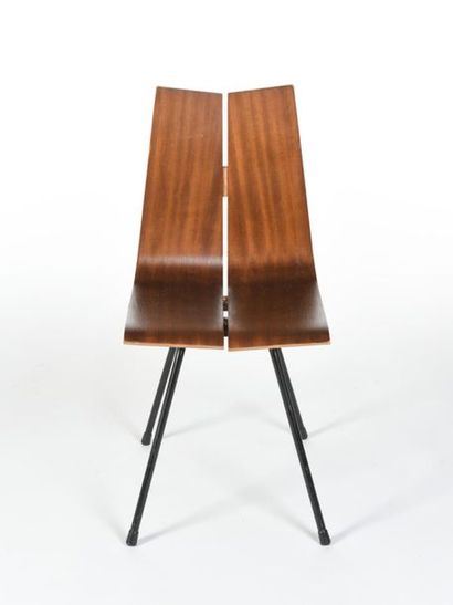 null Hans BELLMAN (1911-1990)
Suite de deux chaises modèle GA formées de deux lamelles...