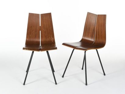 null Hans BELLMAN (1911-1990)
Suite de deux chaises modèle GA formées de deux lamelles...