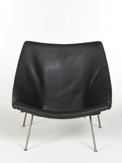 null Pierre PAULIN (1927-2009)
Fauteuil modèle Oyster à coque en pressé moulé en...