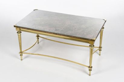 null TRAVAIL NEOCLASSIQUE 
Table basse néo-classique à structure en métal à patine...
