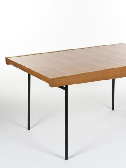 null Alain RICHARD (1926-2017)
Table de salle à manger modèle 324 en orme.
Piètement...