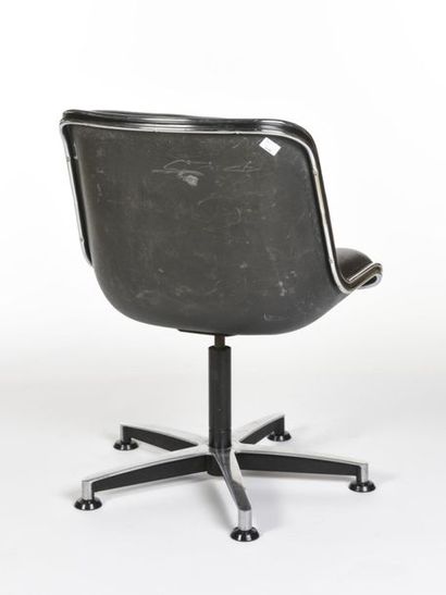 null Charles POLLOCK (1930-2013) 
Fauteuil visiteur modèle «Executive Chair» coque...