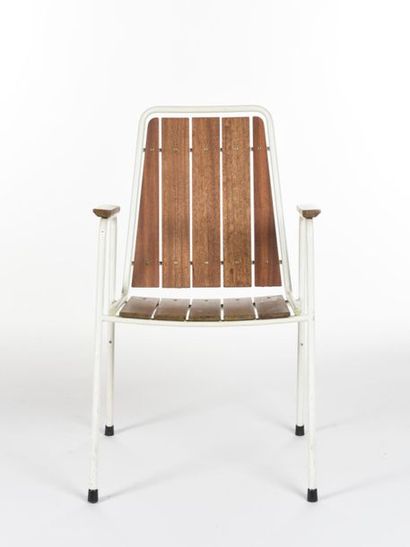 null BIGLA
Suite de quatre fauteuils à structure en métal laqué blanc et assisse...
