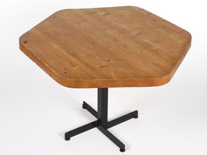null Charlotte PERRIAND (1903-1999)
Table à plateau hexagonale en pin massif en lamellé...