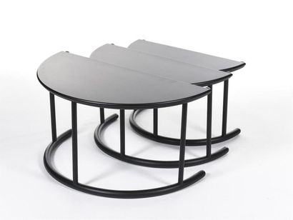 null Gianfranco FRATTINI (1926-2004)
Suite de trois tables gigognes modèle Tria en...