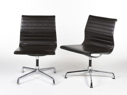 null Charles (1907-1978) & Ray EAMES 
(1912-1988) 
Paire de chaises pivotantes modèle...