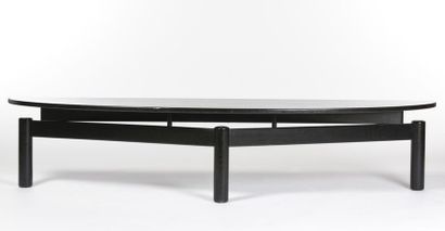 null Vico Magistretti (1920-2006)
Table basse en forme d'un demi-cercle modèle Sinbad...