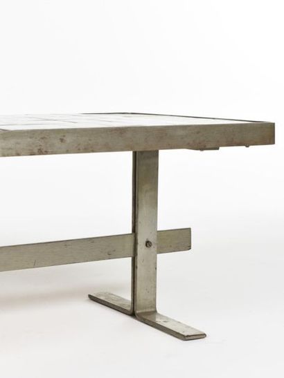 null TRAVAIL FRANCAIS 
Table basse à structure en aluminium poli et plateau en carreaux...