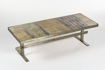 null TRAVAIL FRANCAIS 
Table basse à structure en aluminium poli et plateau en carreaux...