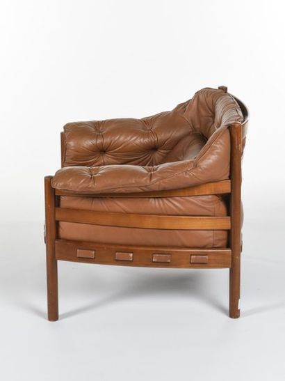 null Arne NORELL (1917-1971)
Paire de fauteuils à structure en bois massif et garni...