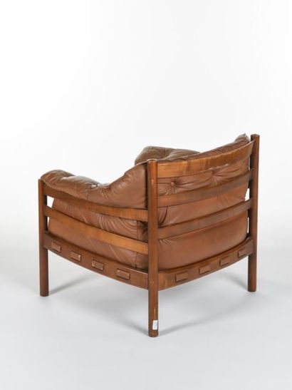 null Arne NORELL (1917-1971)
Paire de fauteuils à structure en bois massif et garni...