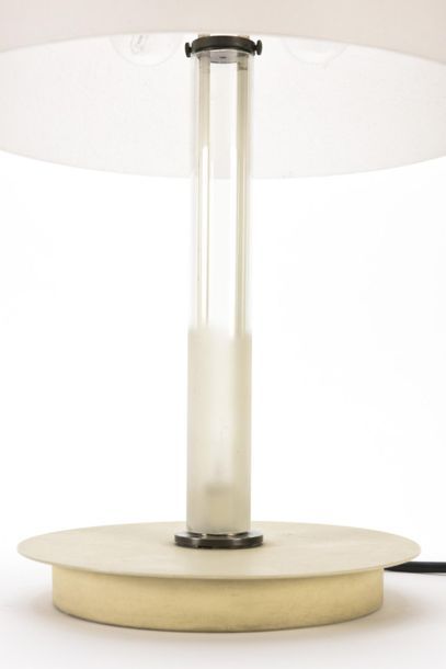 null Gianinno CRIPPA (XX - XXI ème)
Grande lampe de table modèle 1401 en verre satiné...