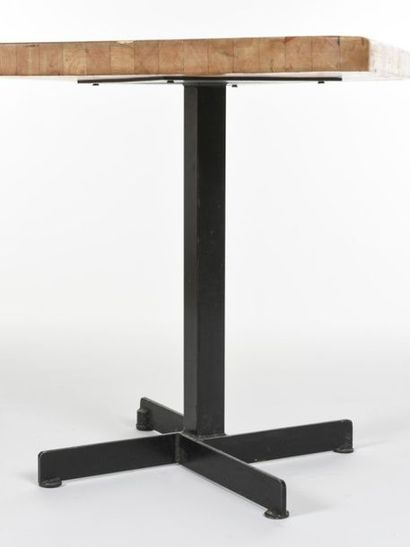 null Charlotte PERRIAND (1903-1999)
Table bistrot à plateau en pin lamellé collé...