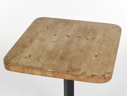null Charlotte PERRIAND (1903-1999)
Table bistrot à plateau en pin lamellé collé...