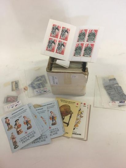 null 164 Carnets de timbres croix rouge non oblitérés entre 1958 et 1981 et lot de...