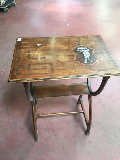 null Table japonisante en bois et ivoire
56 x 40 x 72 cm