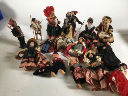 null Lot de 17 poupées dont poupées régionales Petitcollin