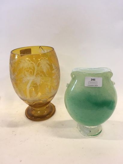 null Vase en Verre
Cinquilli
H : 17 cm
Joint Coupe en Cristal de bohème
Deux égrenures...
