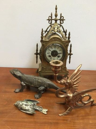 null Lot d'objets divers dont caméléon, pendule de table et oiseau en bronze