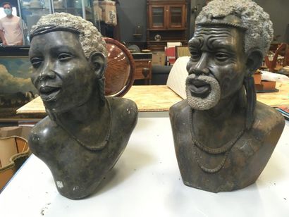 null Paire de bustes de Nubiens
Granit
H : 44 cm
Quelques éclats