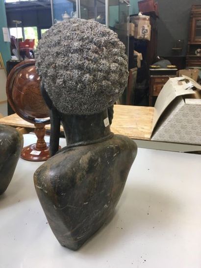 null Paire de bustes de Nubiens
Granit
H : 44 cm
Quelques éclats