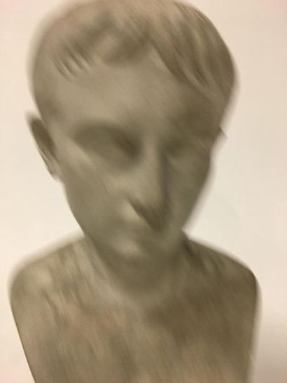 null Buste d'empereur romain en plâtre
H : 55 cm
Petit accident derrière