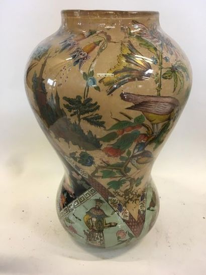 null ARTE POVERA, Vase en verre peint à décor de chinoiseries
H : 32 cm
Manques