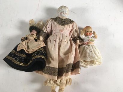 null Trois poupées anciennes dont une petite tête porcelaine Paris ?, une Minor Bretonne...