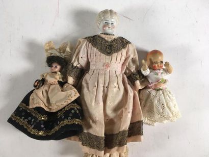 null Trois poupées anciennes dont une petite tête porcelaine Paris ?, une Minor Bretonne...