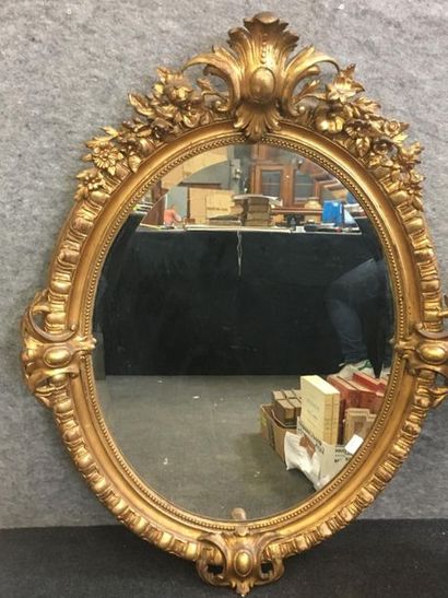 null Miroir oval en bois doré à décor de fleurs et cartouches
115 x 87 cm